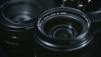 ポートレート撮影に50mmくらいの単焦点レンズがおススメされる隠れた理由